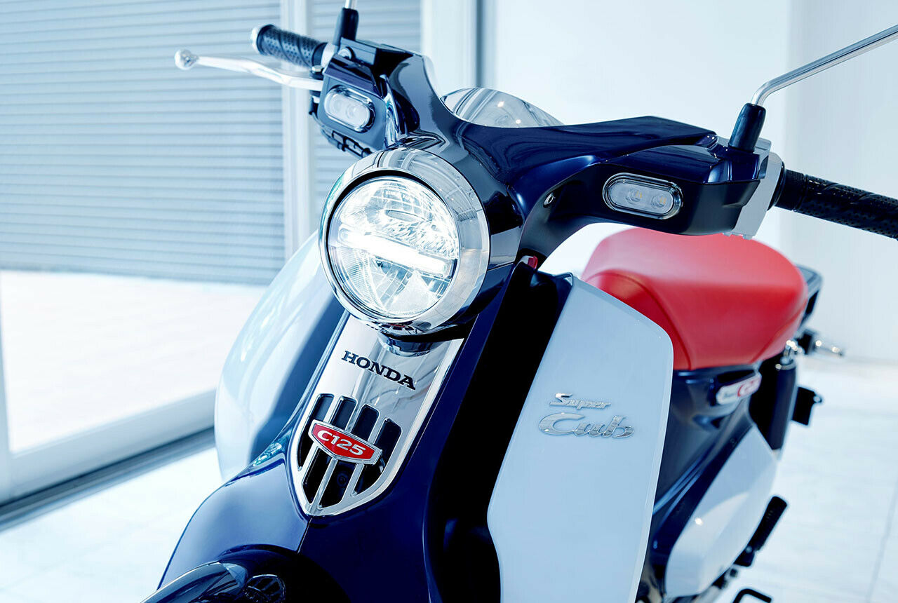 Dei Optik ist retro, die Technik nicht: Die Super Cub leuchtet mit LED
