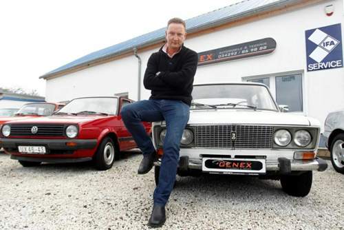 Der Geschäftsführer von Genex auf der Motorhaube eines Lada 2103.