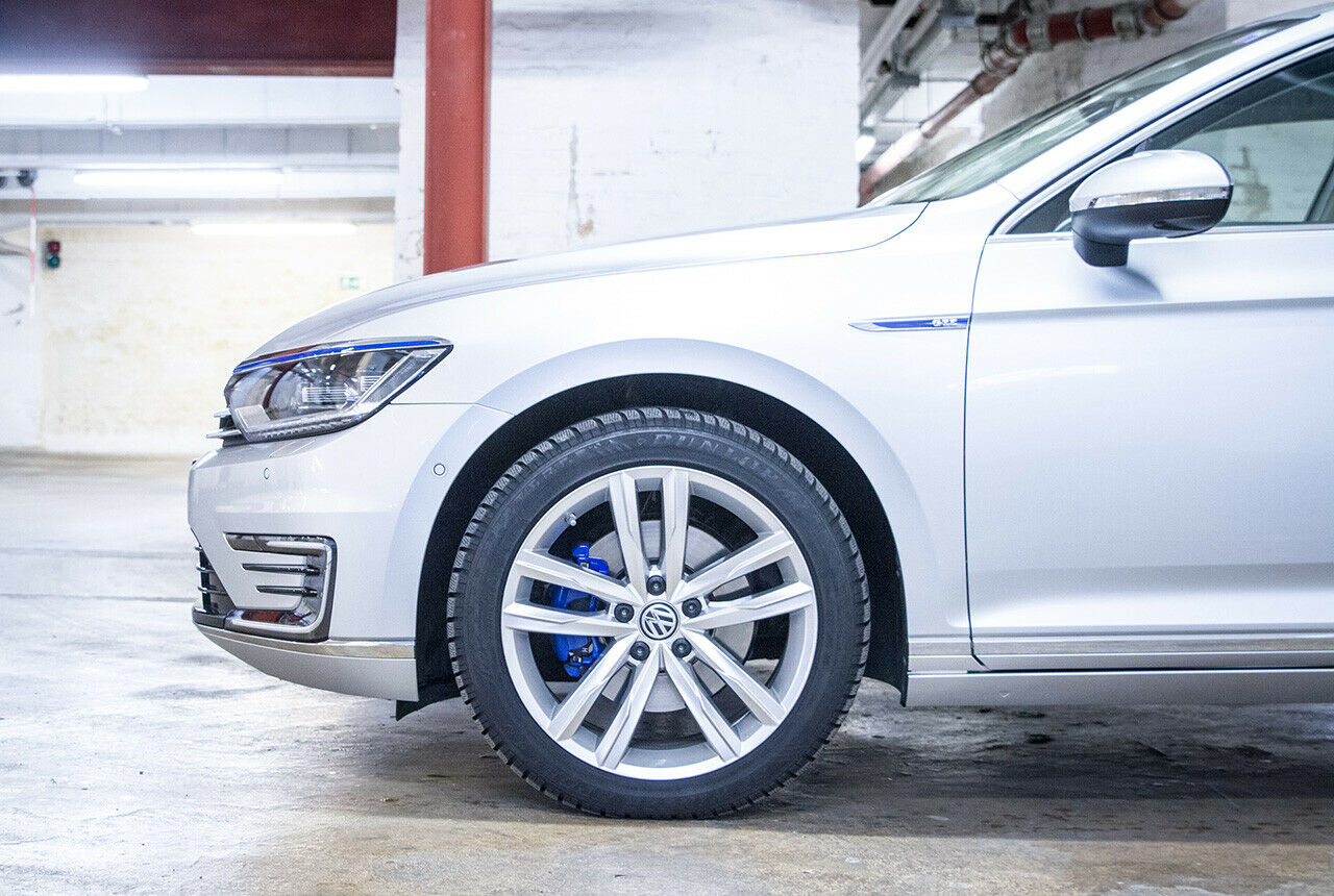 Blau ist das neue Grün: Sogar die Bremssättel lackiert VW, um zu zeigen, dass es sich um den Plug-in-Hybrid GTE handelt