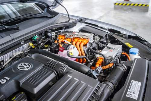 Der 1,4-Liter-Benziner und der Elektromotor kommen gemeinsam auf 218 PS und auf 400 Nm Drehmoment