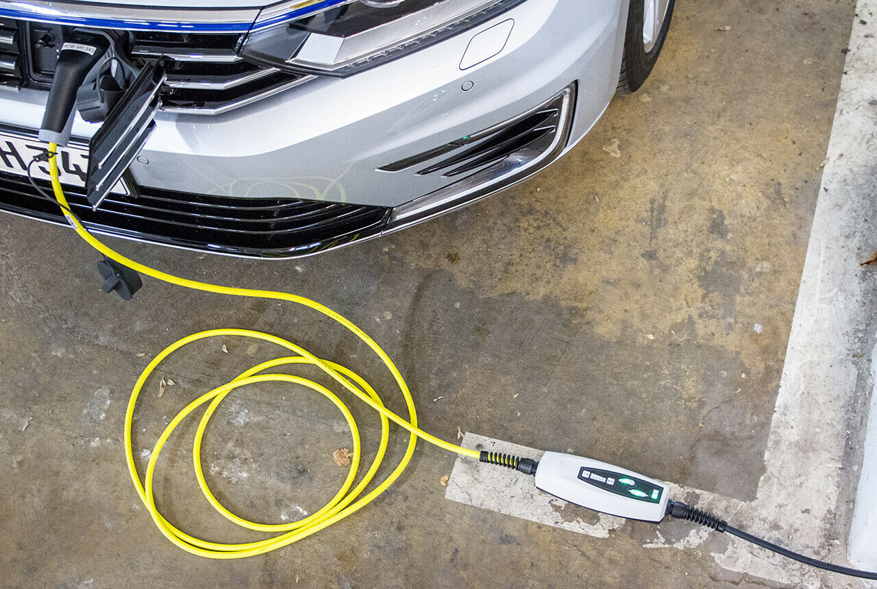 Bei abgeschlossenem Fahrzeug ist auch der Stecker arretiert