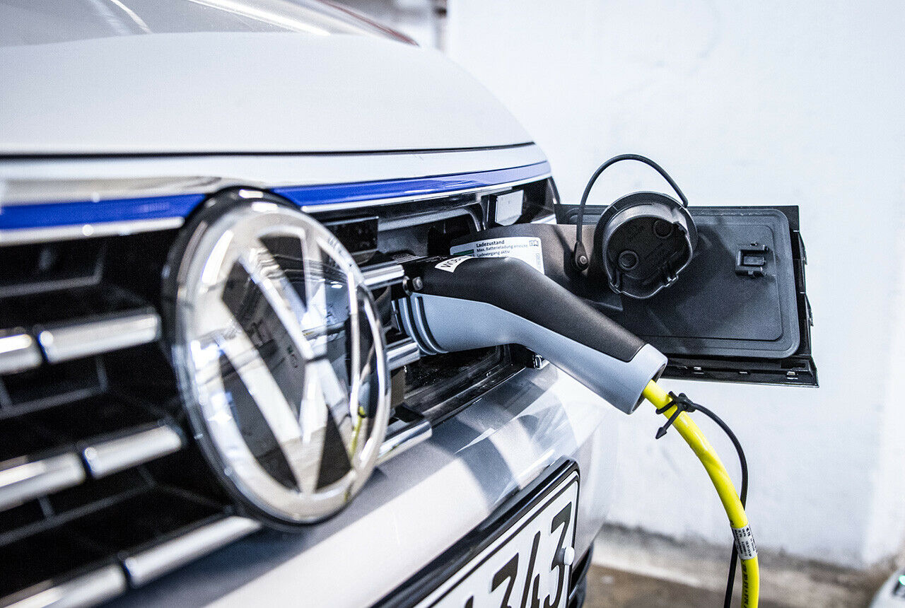 Die Steckdose sitzt neben dem VW-Emblem, die Klappe wird von innen entriegelt