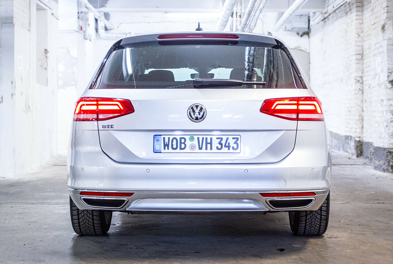 Die Heckklappe öffnet auf Wunsch elektrisch und per Fußgeste