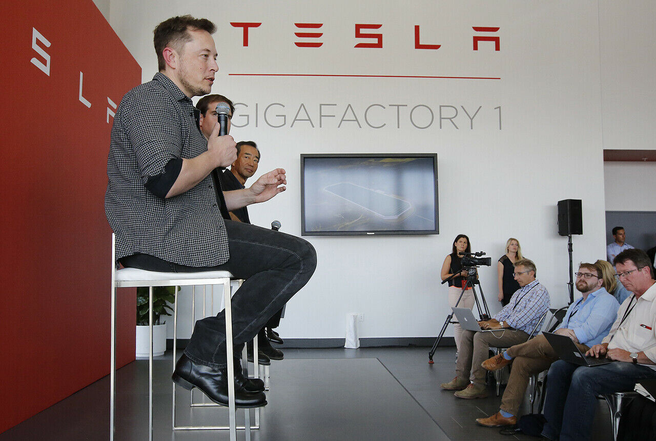 Einweihung der "Gigafactory": Mit der Batteriefabrik will Tesla den Bedarf an E-Auto-Akkus für die Produktion des Mittelklasse-Stromers Model 3 decken