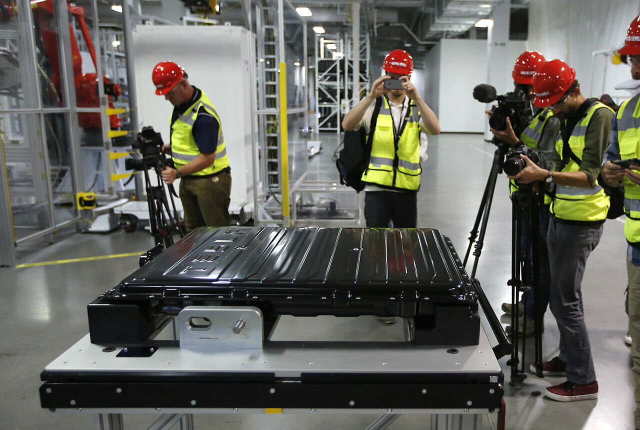In der Batteriefabrik von Tesla sollen nicht nur Akkus für E-Autos enstehen. Elon Musk plant auch Batteriespeicher für den Haushalt zu produzieren