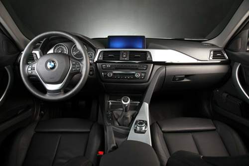 Das Cockpit des 320d ist solide, aber auch langweilig