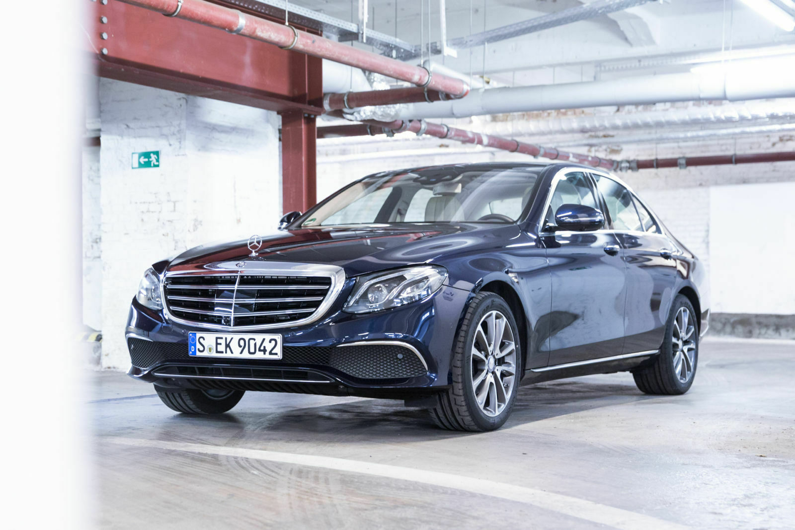 Der Mercedes E 220d steht ab gut 47.000 Euro bei den Händlern, der Preis unseres Testexemplars lag deutlich darüber