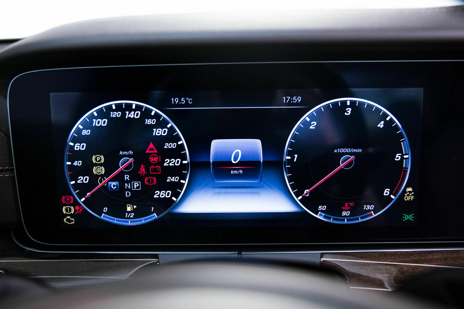 An klassische Mercedes-Rundinstrumente lehnt sich dieser Stil an. Er heißt treffenderweise "Classic"