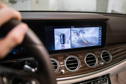 Per 360-Grad-Kamera lässt sich der Ein- oder Ausparkvorgang auch in der Vogelperspektive überwachen. Eigentlich kann der Mercedes E 220d aber fast allein parken