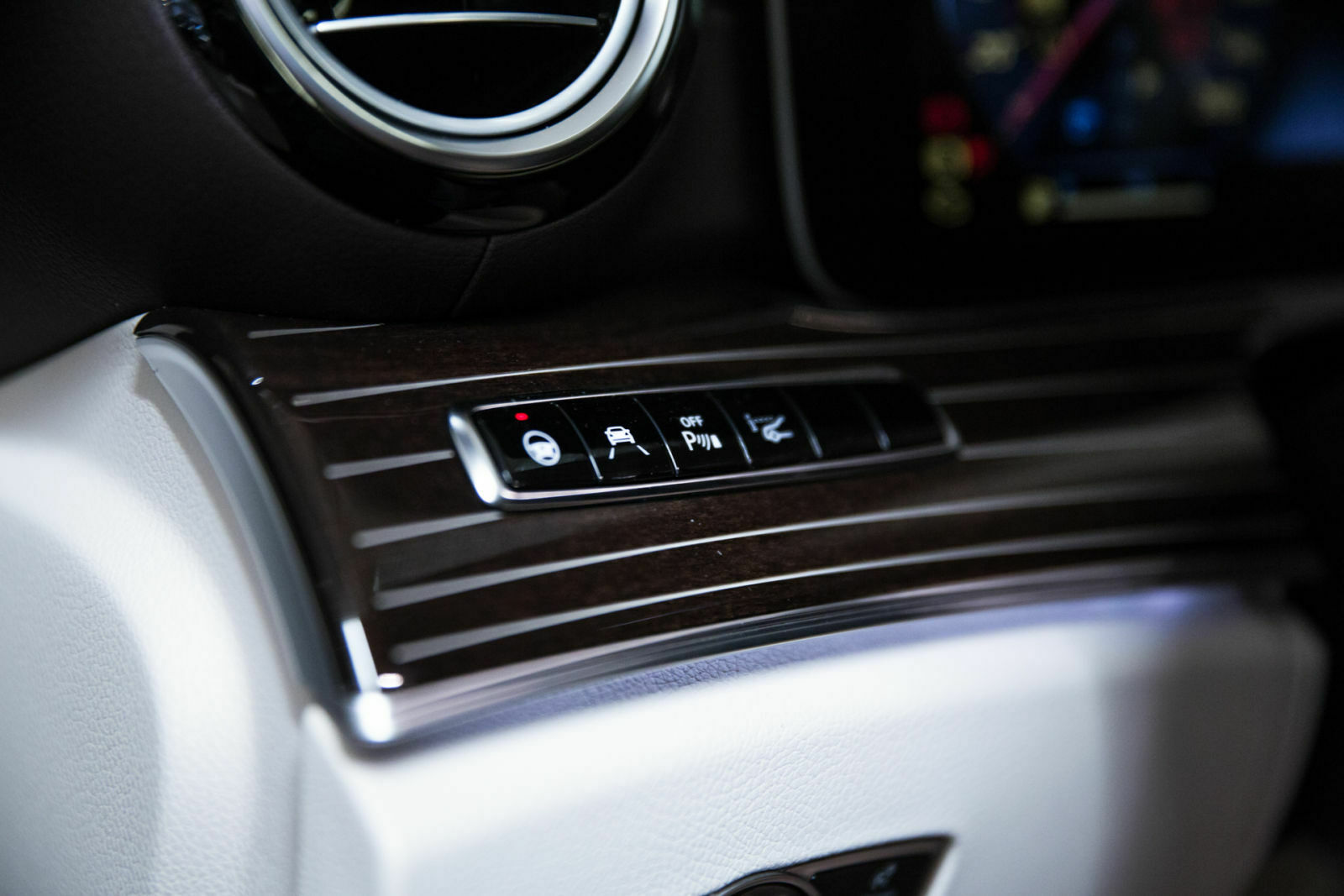 Die E-Klasse fährt auf der Autobahn schon fast autonom, die meisten Funktionen des Drive Pilot lassen sich per Knopfdruck deaktivieren. Gut so