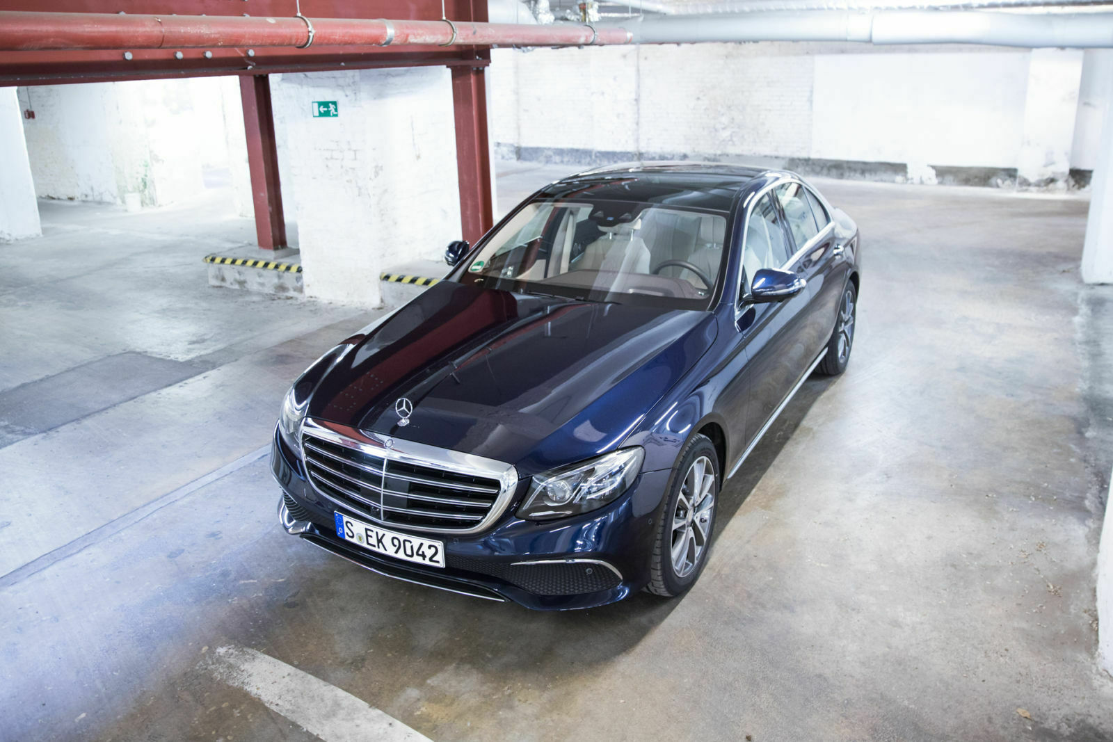 Mercedes E 220d (W213) im Alltagstest: In Dunkelblau und Exclusive-Exterieur mit Stern auf dem Kühlergrill wirkt die E-Klasse fast bescheiden