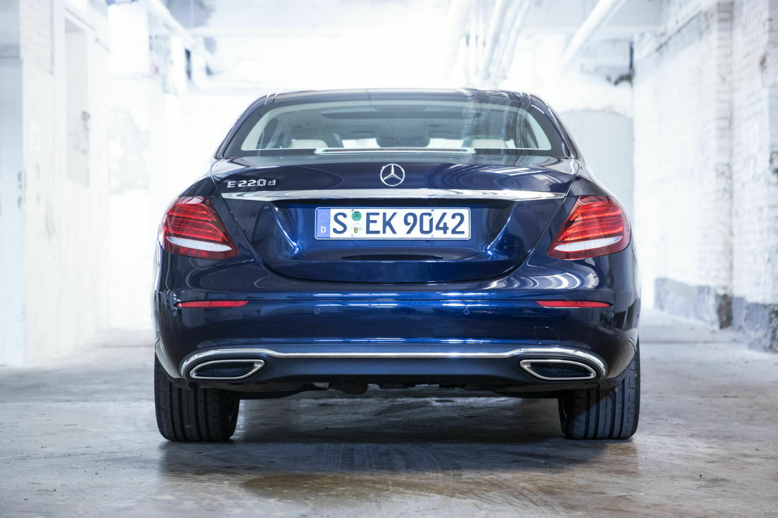 Hinter den Auspuffblenden am Heck des Mercedes E 220d sitzen keine Auspuffendrohre