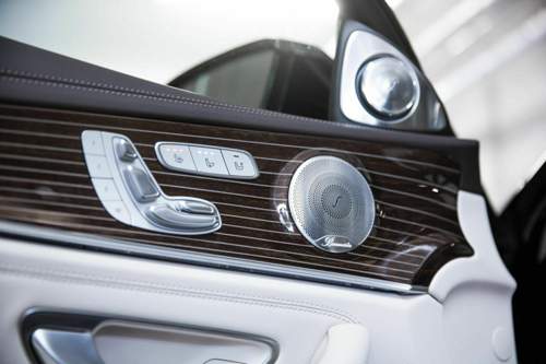 Memory-Sitzpaket mit der Mercedes typischen Einstellung in der Tür. Die Burmester-Audioanlage dürfte bei einem Preis von mehr als 5.000 Euro nur etwas für Audiophile sein