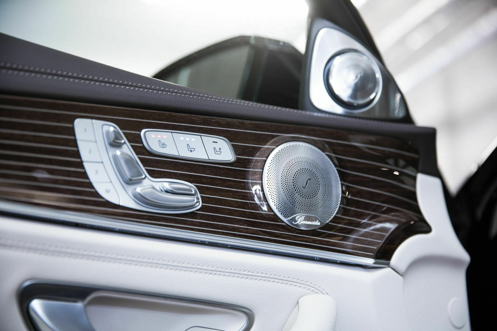 Memory-Sitzpaket mit der Mercedes typischen Einstellung in der Tür. Die Burmester-Audioanlage dürfte bei einem Preis von mehr als 5.000 Euro nur etwas für Audiophile sein