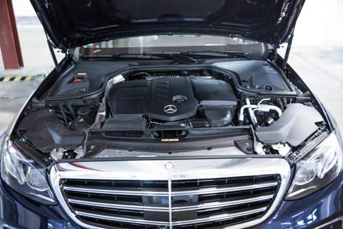 Mercedes verbaut beim OM 654 im E 220d die komplette Abgasreinigung direkt am Motor, das soll den Verbrauch senken