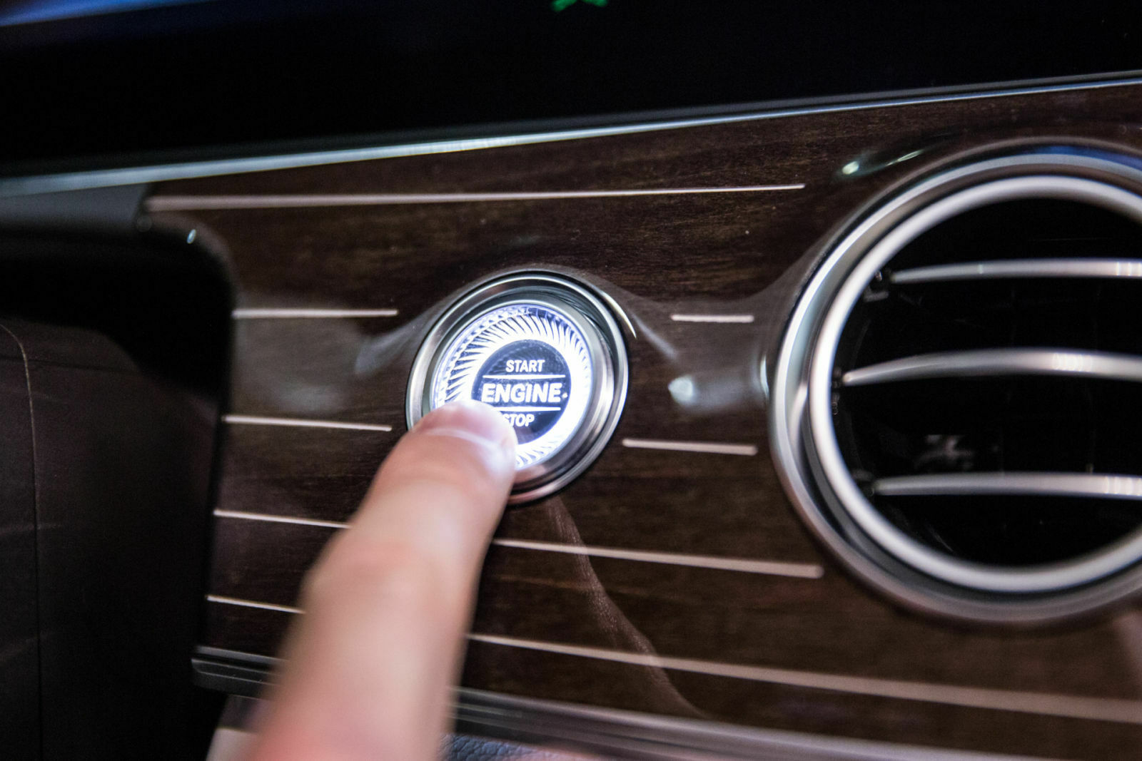 Das Keyless-Go-Paket, bei dem der Schlüssel in der Hosentasche bleiben kann, lässt Mercedes sich mit 1.440 Euro bezahlen