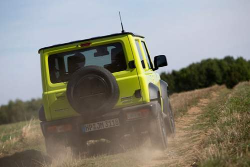 Das Reserverad sitzt beim Suzuki Jimny genau wie bei der G-Klasse von Mercedes auf der Hecktür