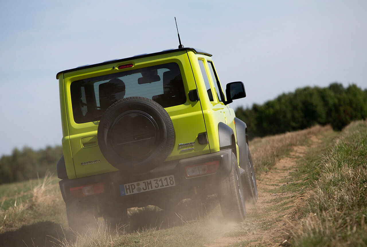 Das Reserverad sitzt beim Suzuki Jimny genau wie bei der G-Klasse von Mercedes auf der Hecktür