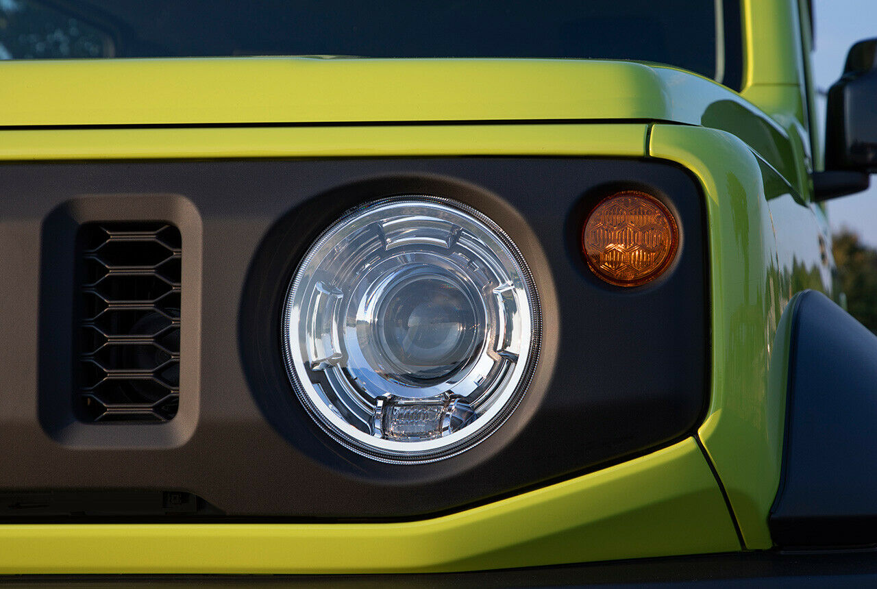 LED-Scheinwerfer baut Jimny in der höheren der zwei Ausstattungen Comfort+ an die Front