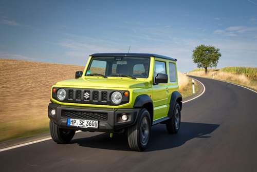 Auf der Landstraße macht der Jimny eine halbwegs passable Figur, wenn man es gemütlich angehen lässt. Sonst gerät er ins Wanken