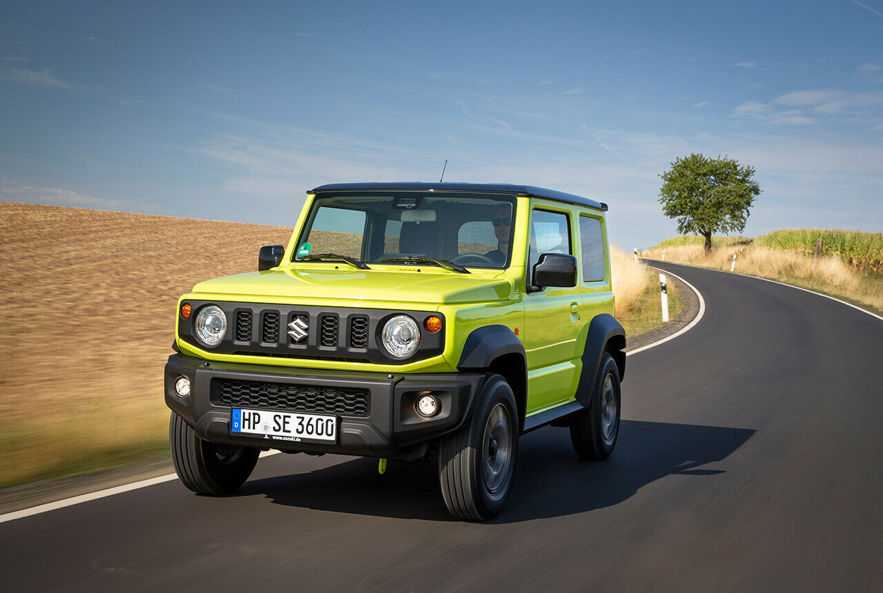 Auf der Landstraße macht der Jimny eine halbwegs passable Figur, wenn man es gemütlich angehen lässt. Sonst gerät er ins Wanken