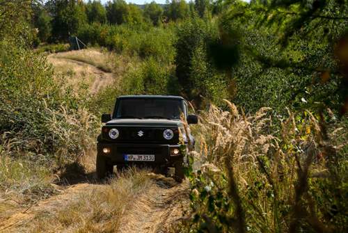 Der 1,5-Liter-Saugbenziner hängt gut am Gas und zieht den kleinen Jimny überall hoch