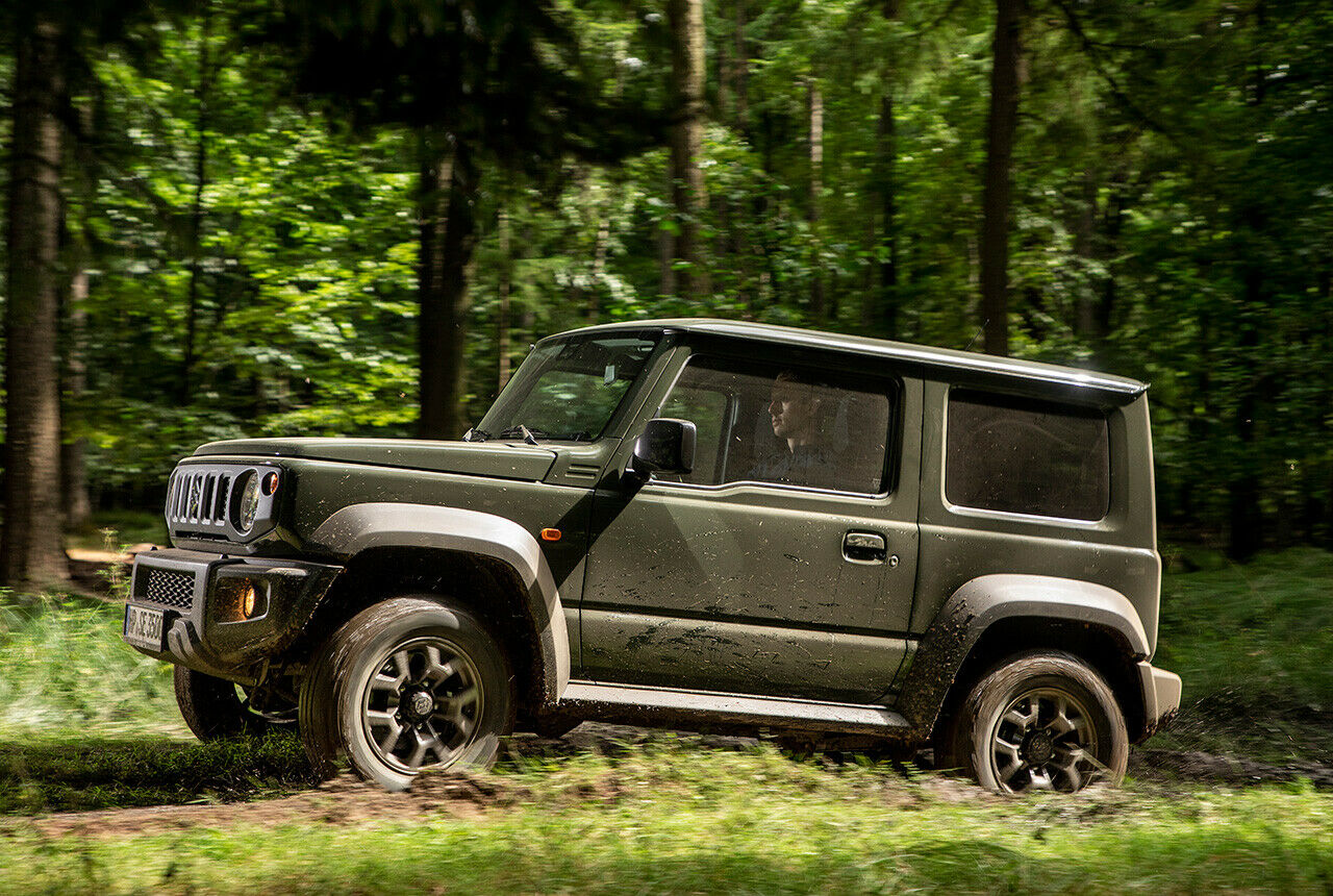 Mit nur 3,65 Metern Länge inklusive Ersatzrad, bleibt der Jimny angenehm kurz