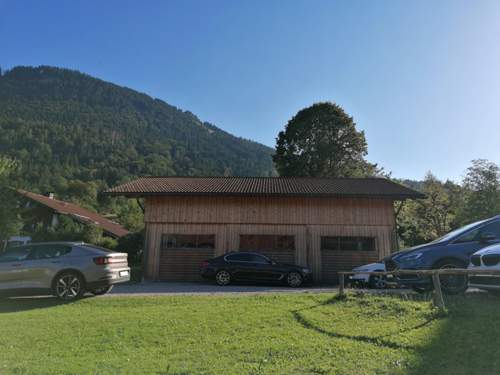 Voller Parkplatz vor dem Ferienhaus