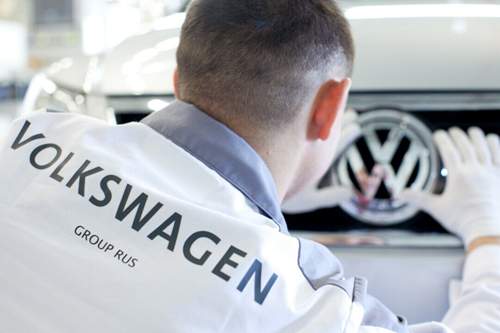 VW verkauft weiterhin Autos in RUssland. Audi Dagegen will zuerst "die Preise überprüfen"