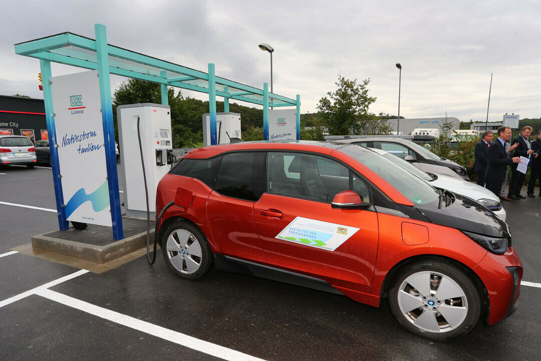 Die Stromtankstelle am Autohof Gramschatzer Wald ist die erste Schnellladestation in Deutschland