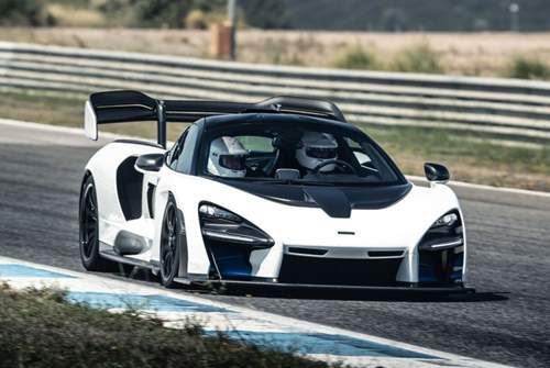 Wer beim McLaren Senna voll in die Eisen steigt, dem quetscht es die Luft aus den Lungen