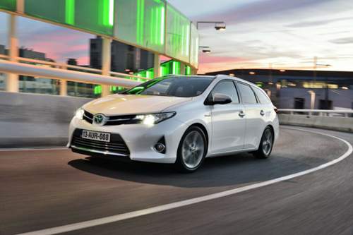 Dank der Platzierung des Lithium-Ionen-Akkus unter den Rücksitzen bietet der Auris viel Platz.