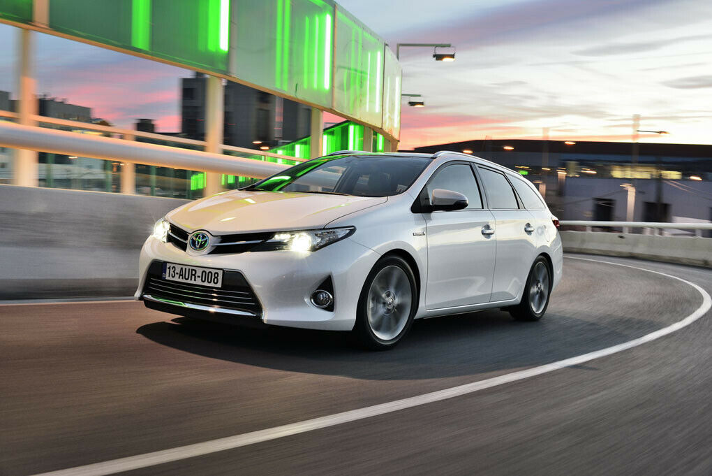 Dank der Platzierung des Lithium-Ionen-Akkus unter den Rücksitzen bietet der Auris viel Platz.