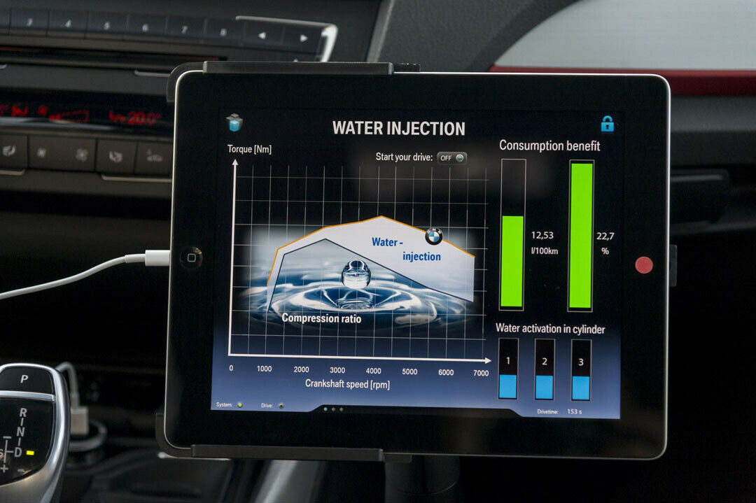 Die Folge des eingespritzen Wassernebels ist eine um bis zu zehn Prozent höhere Leistung des Motors bei gleichzeitig um bis zu acht Prozent geringerem Verbrauch