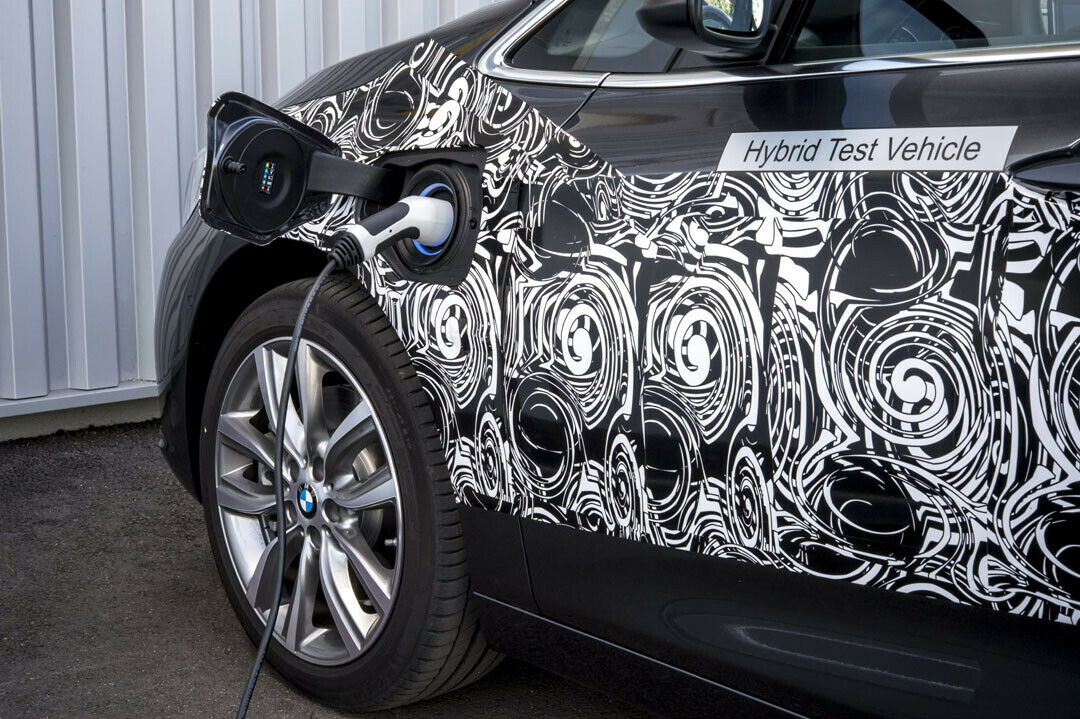 Die Batterie kann sowohl per Steckdose als auch durch den Benzinmotor geladen werden. Ihre Kapazität reicht für 38 Kilometer rein elektrische Fahrt