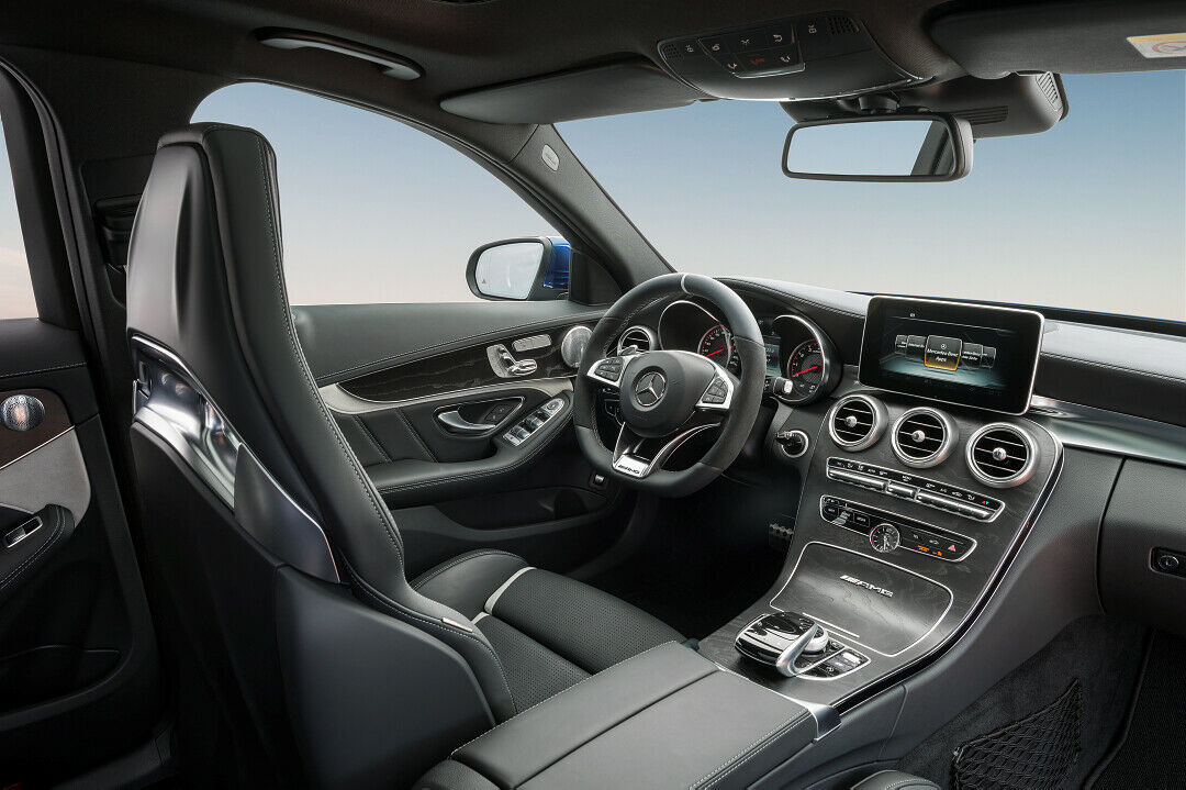 Das Cockpit des neuen C 63: Neben dem Touchpad befinden sich die Schalter für die Fahrmodi
