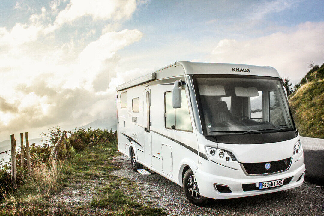 Der Knaus SKY i 650 LEG hat eine Windschutzscheibe so groß wie eine Kinoleinwand