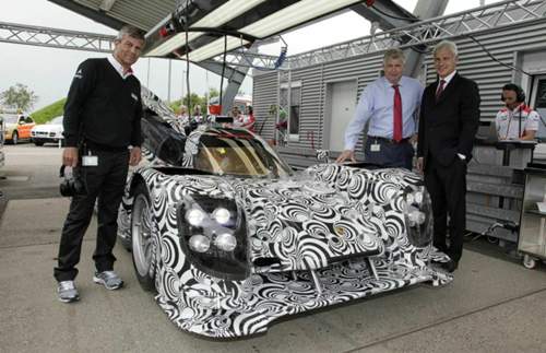 Porsches LMP1-Leiter Fritz Enzinger, Entwicklungsvorstand Wolfgang Hatz und der Porsche-Vorstandsvorsitzende Matthias Müller mit dem neuen Le-Mans-Porsche