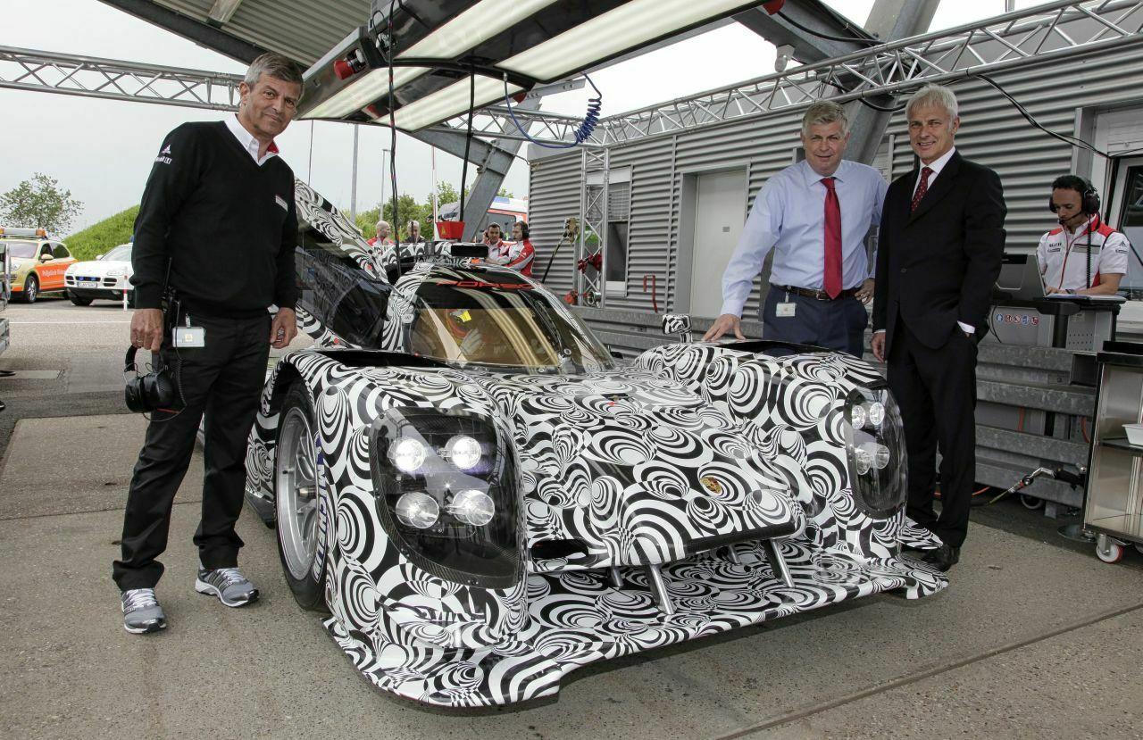 Porsches LMP1-Leiter Fritz Enzinger, Entwicklungsvorstand Wolfgang Hatz und der Porsche-Vorstandsvorsitzende Matthias Müller mit dem neuen Le-Mans-Porsche