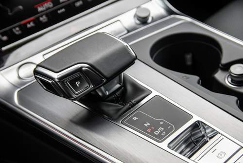 Dem Doppelkupplungsgetriebe hat Audi im A6 gute Manieren beigebracht, es schaltet zuweilen besser als die Wandlerautomatiken der großen Motoren