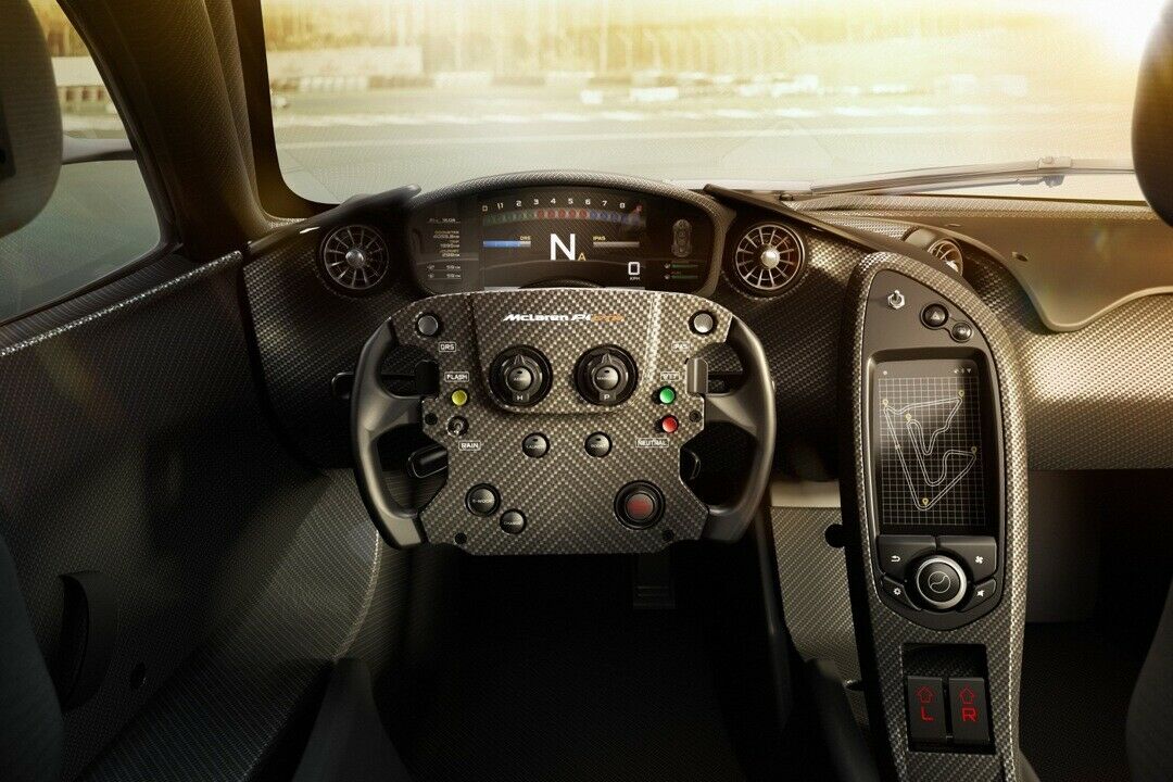 McLaren meint es ernst: Dieses Auto ist nichts für die Straße. Deswegen wird auch ein Lenkrad wie in der Formel 1 verwendet