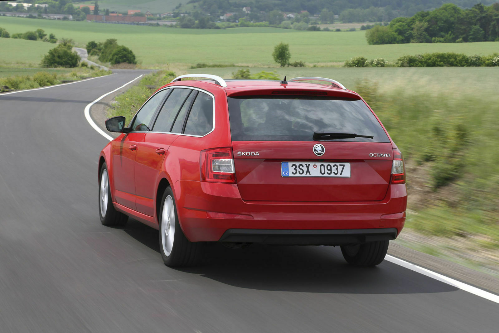 Auf dem Papier verbraucht der 1,0-Liter-Motor 4,5 bis 4,6 Liter pro 100 Kilometer. Auf unserer Testfahrt spritzte er durchschnittlich 5,6 Liter ein