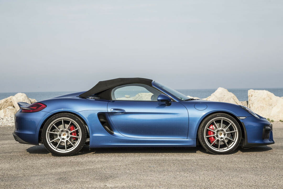 Typisch Boxster Spyder: Das Dach wird mit zwei Stoffbahnen gespannt