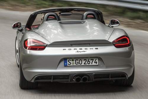 Aus den beiden Endrohren des Boxster Spyder knallt es, sobald der Fahrer bei hoher Drehzahl vom Gas geht