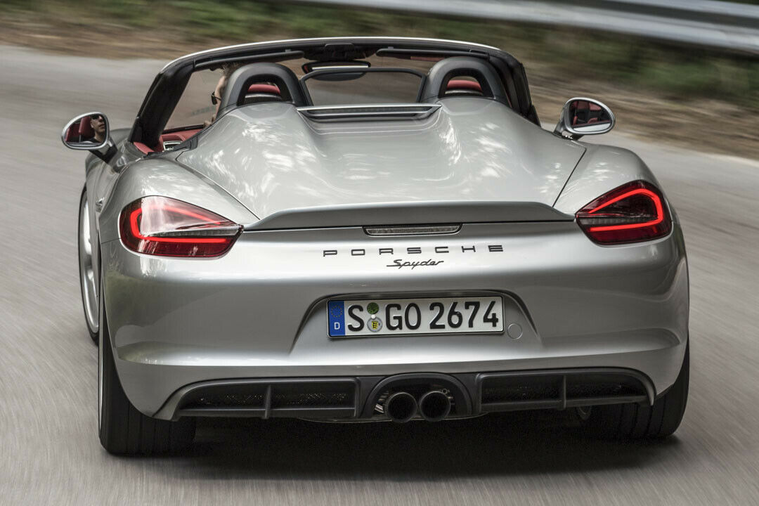 Aus den beiden Endrohren des Boxster Spyder knallt es, sobald der Fahrer bei hoher Drehzahl vom Gas geht