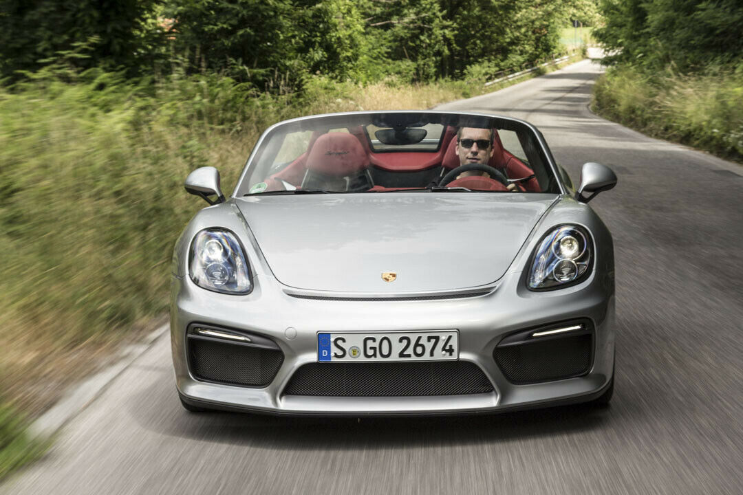 Der puristische Mittelmotor-Sportler macht viel Spaß und zerstört jede Frisur