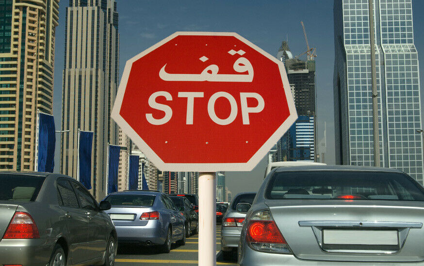 In Dubai stockt der Verkehr. Eine Einkommensgrenze für Autofahrer soll helfen