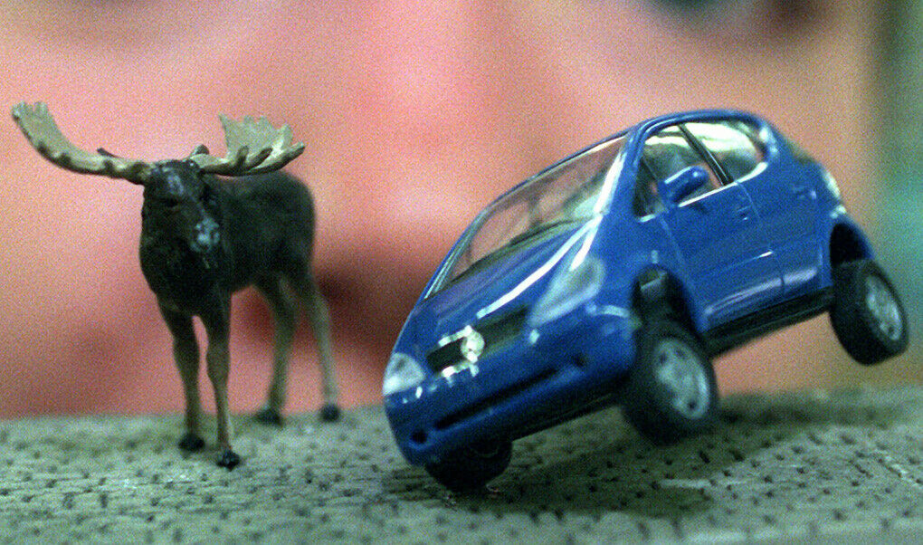 Eine A-Klasse kippt bei einem Ausweichmanöver - das kann mit ESP nicht passieren