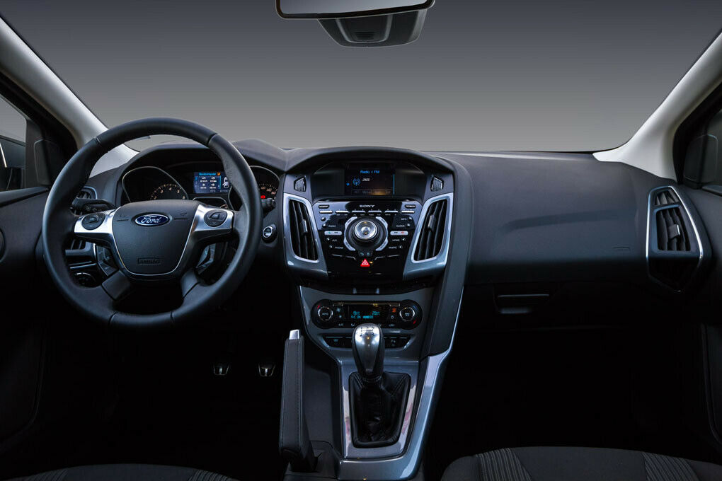 Fordtypisch finden sich im Cockpit viele Knöpfe.