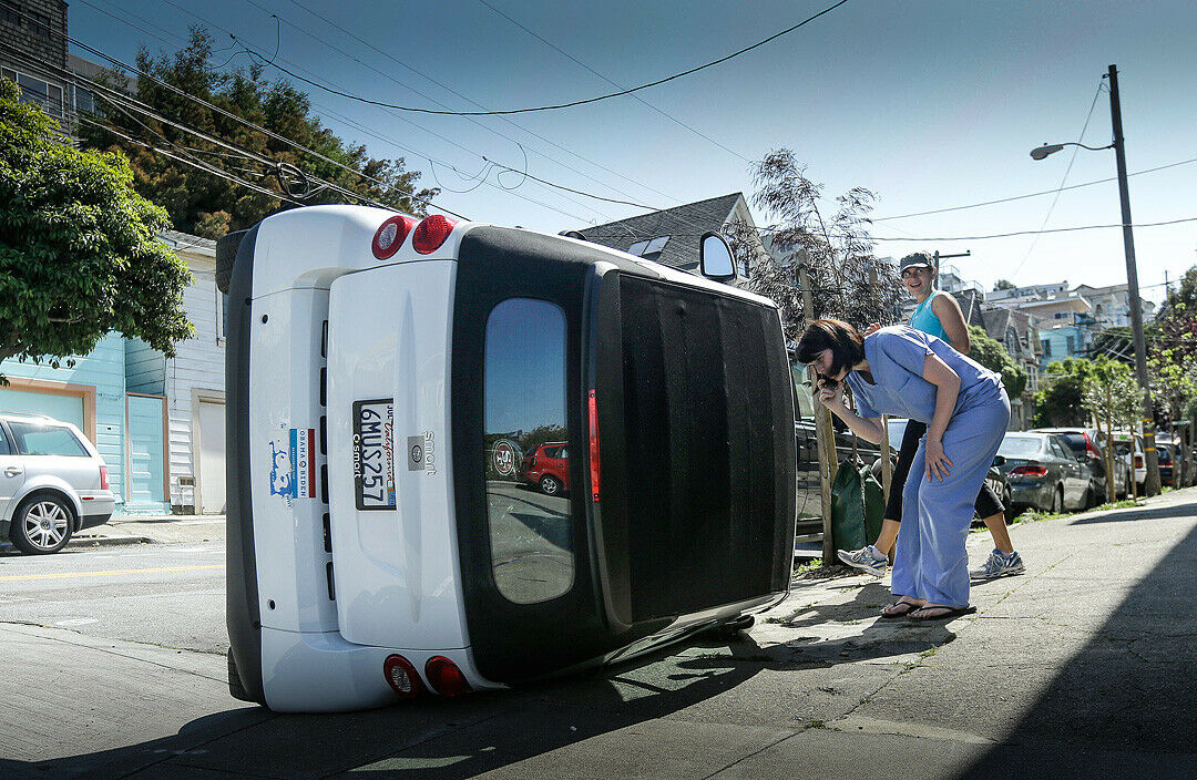 Ein Smart auf der Seite: In San Francisco schubste eine Gruppe Unbekannter vier Kleinstwagen um